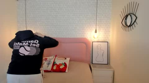  K I T T  Y  online show from December 22, 12:24 pm