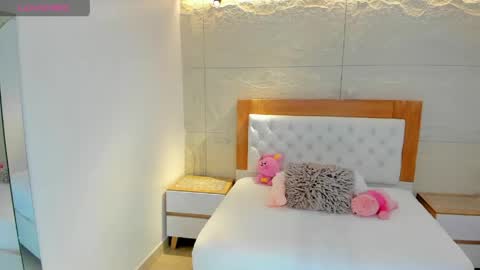  K I T T  Y  online show from March 31, 12:27 pm