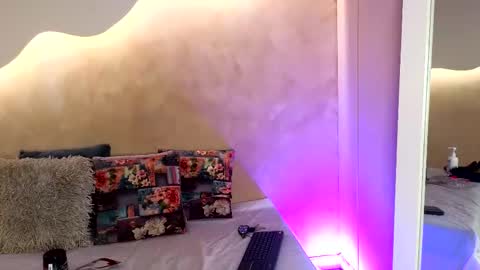 K L O E online show from November 21, 7:45 pm