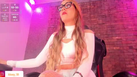 Snapshot of kloey_hoot chatting on September 13, 9:03 pm Kloey online show from September 13, 9:03 pm