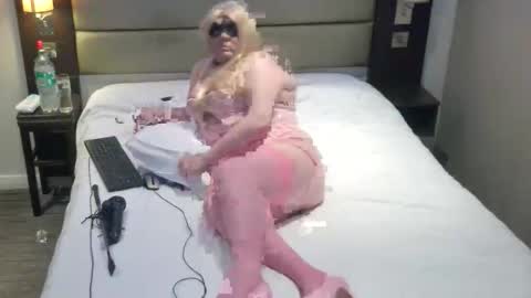 krazeholly42 online show from March 13, 9:32 pm