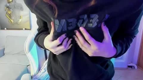 Snapshot of krisdoeil chatting on December 17, 2:28 am krisdoeil online show from December 17, 2:28 am