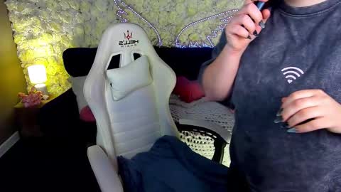 kristifoxy online show from March 16, 6:17 am