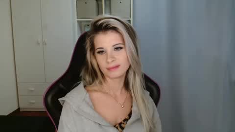 KristineAmore online show from December 18, 7:31 pm