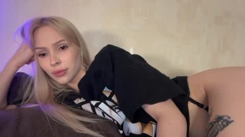 Kristy and Alice online show from April 10, 11:42 pm