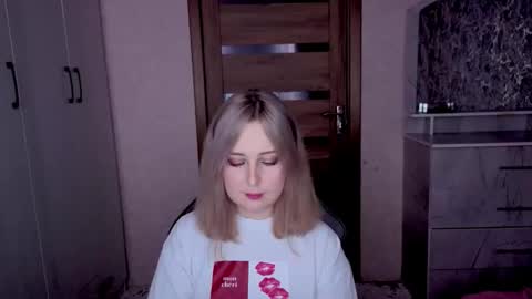 Snapshot of kristy_fran chatting on February 6, 11:08 pm Kristy online show from February 6, 11:08 pm