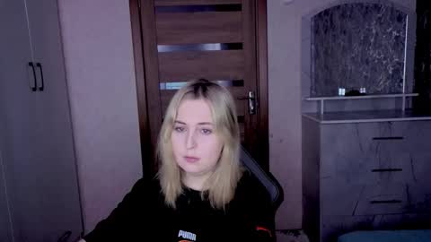 Snapshot of kristy_fran chatting on February 22, 10:52 pm Kristy online show from February 22, 10:52 pm