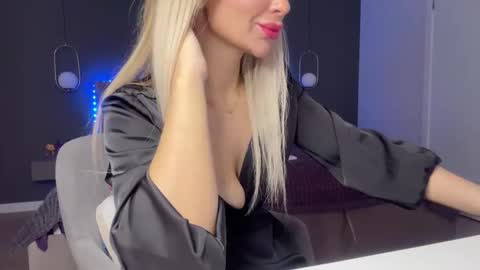 Snapshot of kristy_saint chatting on October 6, 4:21 am Kristi online show from October 6, 4:21 am