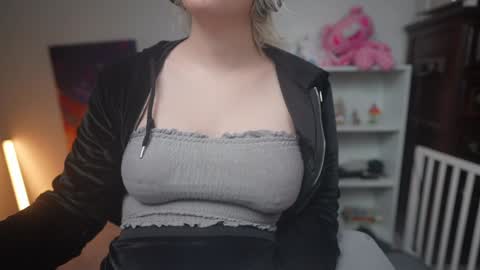 Snapshot of krystalsyxx chatting on January 20, 12:15 am Krystal Syx online show from January 20, 12:15 am