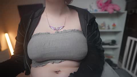 Snapshot of krystalsyxx chatting on February 8, 12:28 am Krystal Syx online show from February 8, 12:28 am