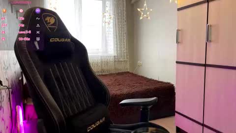 Snapshot of krystlehymel chatting on December 16, 10:42 am Alis online show from December 16, 10:42 am