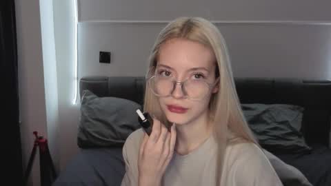 Snapshot of kvetapin chatting on December 18, 10:32 am Bella and Alexandra online show from December 18, 10:32 am