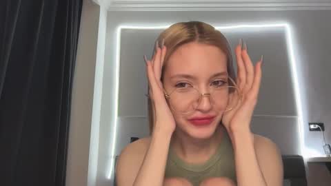 Snapshot of kvetapin chatting on January 18, 5:22 am Bella and Alexandra online show from January 18, 5:22 am