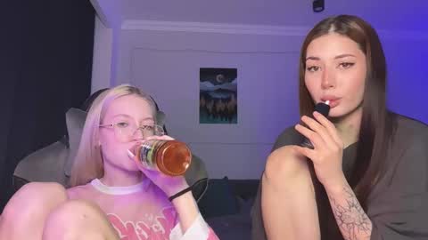 Snapshot of kvetapin chatting on March 25, 8:04 pm Bella and Alexandra online show from March 25, 8:04 pm