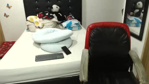 Snapshot of kylie_switch chatting on October 20, 11:38 pm Instagram Kylie switch followme buy lovense here online show from October 20, 11:38 pm