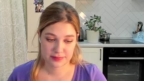 Snapshot of kylieblond chatting on December 17, 4:43 pm Din online show from December 17, 4:43 pm