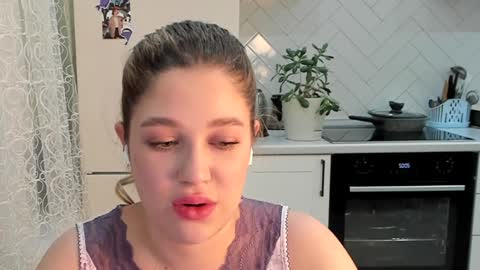 Snapshot of kylieblond chatting on December 18, 5:00 pm Din online show from December 18, 5:00 pm