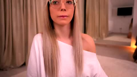 Snapshot of kyliejoyce chatting on June 7, 8:34 pm Kylie online show from June 7, 8:34 pm