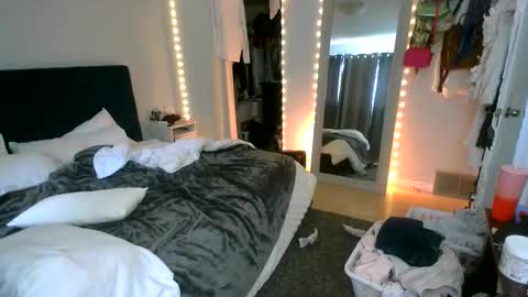 Snapshot of kylienotjenneer chatting on April 12, 7:19 pm kylie not jenner online show from April 12, 7:19 pm