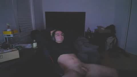 Snapshot of l3ossk chatting on December 13, 5:16 am l3osskDaddy online show from December 13, 5:16 am