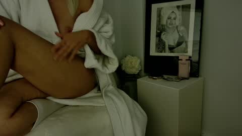 Snapshot of l_blond chatting on December 1, 6:41 pm Sara Bella online show from December 1, 6:41 pm