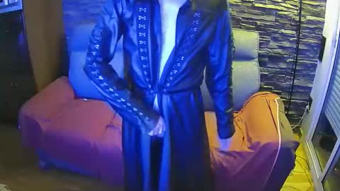 Snapshot of la_bella_y_el_lobo chatting on October 31, 7:26 pm Your Wolf online show from October 31, 7:26 pm