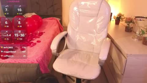  L A R A   online show from November 8, 9:35 pm