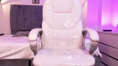  L A R A   online show from February 21, 9:05 pm