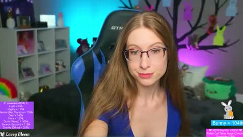 Lacey Bloom online show from April 17, 1:30 am