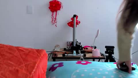 Snapshot of lacii_lost chatting on February 25, 6:17 pm LACI LOST online show from February 25, 6:17 pm