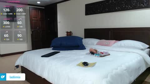 Snapshot of ladii_mia chatting on December 4, 10:30 pm Mia online show from December 4, 10:30 pm