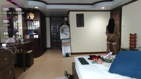 Snapshot of ladii_mia chatting on February 8, 11:22 am Mia online show from February 8, 11:22 am