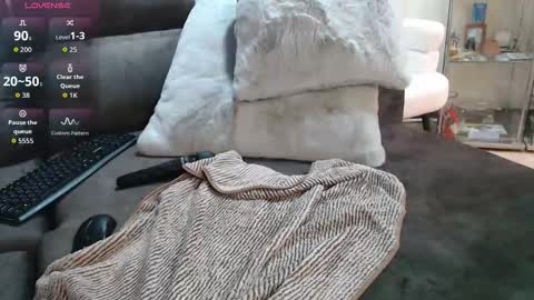 Snapshot of ladii_mia chatting on September 16, 1:17 am Mia online show from September 16, 1:17 am