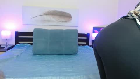 Snapshot of lady_milf_hot chatting on December 21, 6:31 am Sofi online show from December 21, 6:31 am