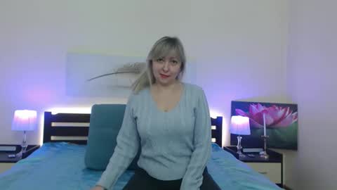 Snapshot of lady_milf_hot chatting on February 24, 6:00 am Sofi online show from February 24, 6:00 am