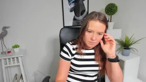 Snapshot of ladyalessa chatting on June 25, 5:45 am ALESSA online show from June 25, 5:45 am