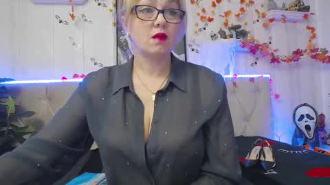 Snapshot of ladyjeen chatting on October 19, 4:40 pm  Lady Jeen    Back on Sunday 8th of December online show from October 19, 4:40 pm