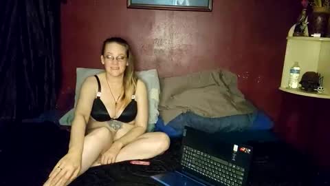 Snapshot of ladykiva_n_hubz chatting on October 12, 5:06 am ladykiva_n_hubz online show from October 12, 5:06 am