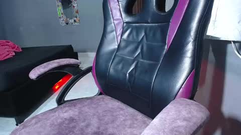 Snapshot of ladynemesis00 chatting on October 20, 5:35 pm ladynemesis00 online show from October 20, 5:35 pm