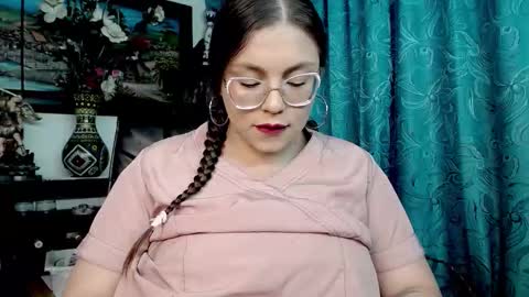 Snapshot of laia_hadid chatting on February 15, 12:29 am laia_hadid online show from February 15, 12:29 am