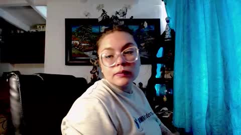 Snapshot of laia_hadid chatting on February 25, 3:43 pm laia_hadid online show from February 25, 3:43 pm