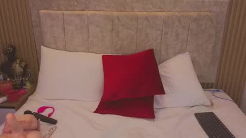 laiamilf online show from January 21, 11:24 pm