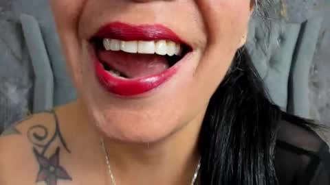 Snapshot of lailacastillomilf chatting on November 6, 11:44 am Lailacastillo online show from November 6, 11:44 am