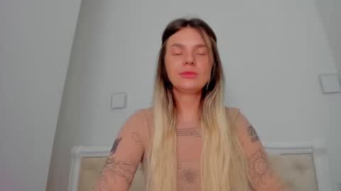 Snapshot of lallie_ chatting on November 4, 3:44 pm Lallie online show from November 4, 3:44 pm