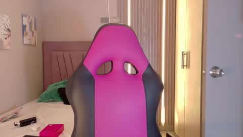 Laura online show from November 26, 12:28 pm