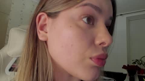 Snapshot of lana_rosy chatting on January 25, 4:35 pm Alana online show from January 25, 4:35 pm