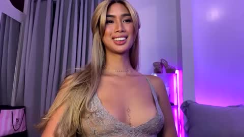 Snapshot of lanadel_hilton chatting on March 7, 4:57 am Lana online show from March 7, 4:57 am