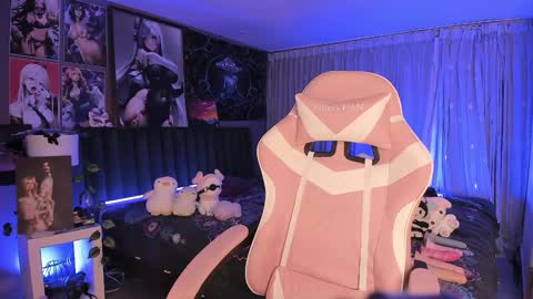 L A N A  online show from February 6, 8:07 am