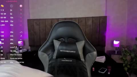 Snapshot of lanamills_ chatting on September 27, 5:12 am Lana online show from September 27, 5:12 am