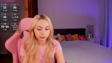 Snapshot of lanamiracle chatting on December 16, 4:28 am Lana online show from December 16, 4:28 am